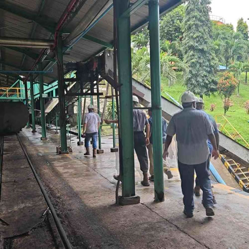 Tim Ahli PT Aqua Jaya Sumber: Mengunjungi Pabrik Kelapa Sawit di salah satu Pabrik yang berada di Sintang pada tanggal 12 Oktober 2023