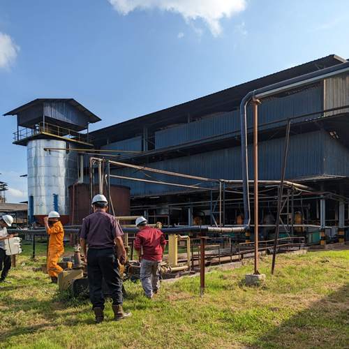 Tim Ahli PT Aqua Jaya Sumber: Mengunjungi Pengolahan Limbah Cair Pabrik Kelapa Sawit di salah satu Pabrik yang berada di Kalimantan